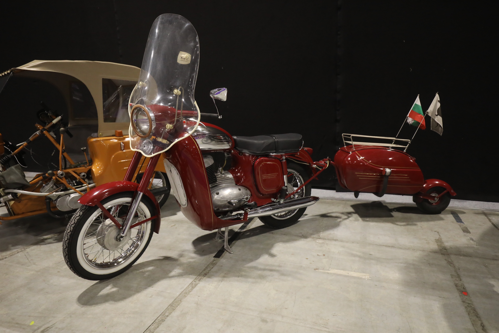 <p>Изложение на ретро автомобили в "Интер Експо Център" София&nbsp;</p>