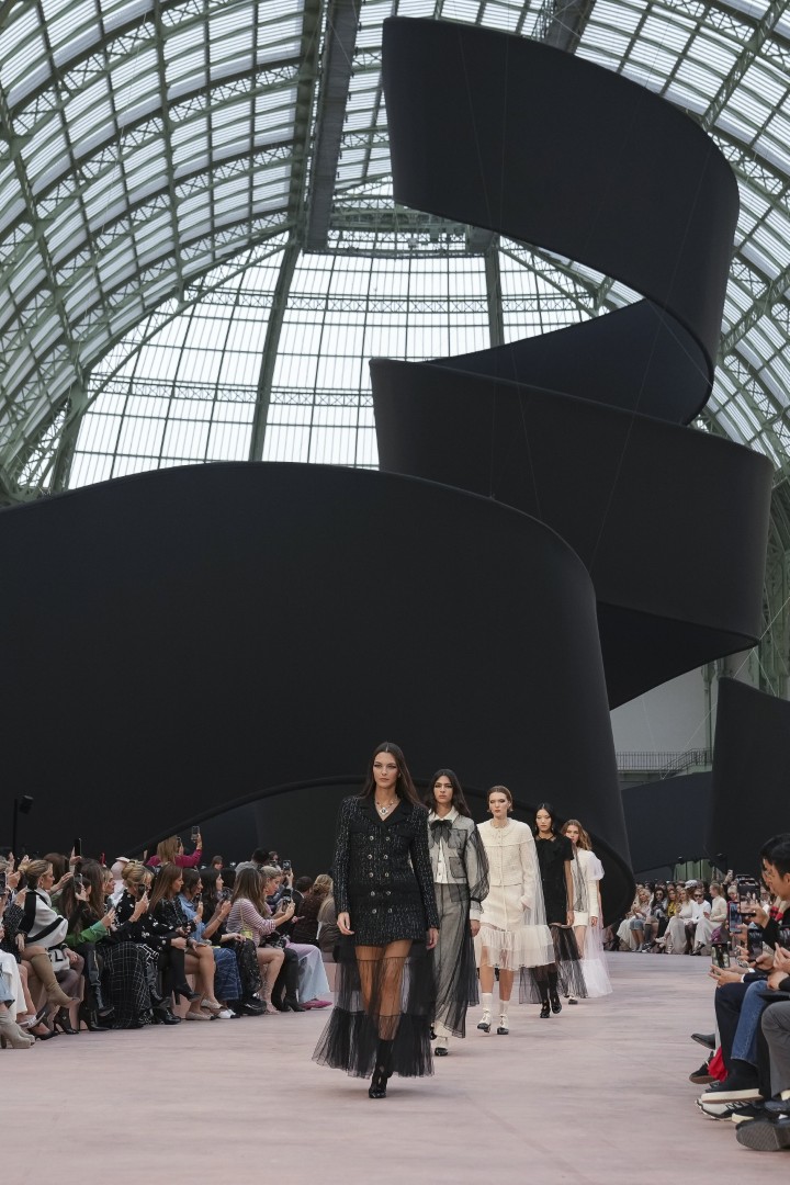 <p>Haute Couture колекцията на Chanel за сезон есен-зима 2025/26 бе представена в Париж пред отбрани VIP гости.</p>