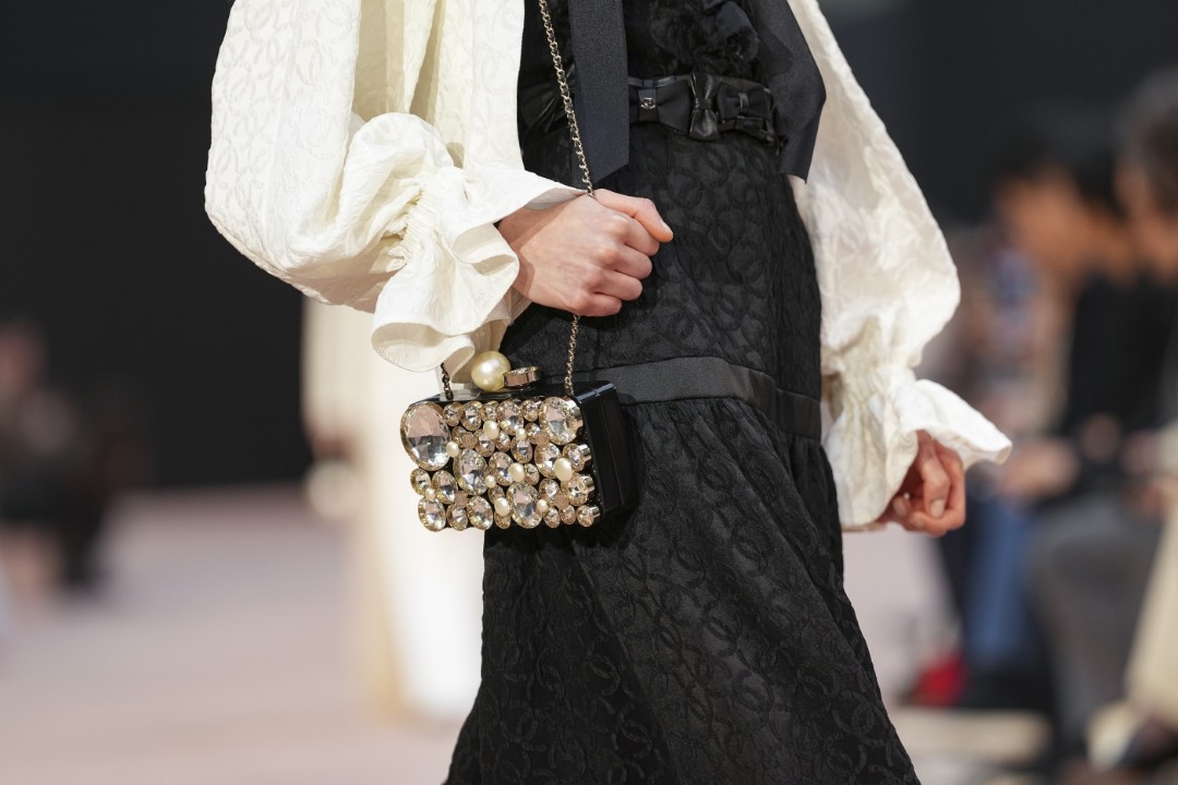 <p>Haute Couture колекцията на Chanel за сезон есен-зима 2025/26 бе представена в Париж пред отбрани VIP гости.</p>
