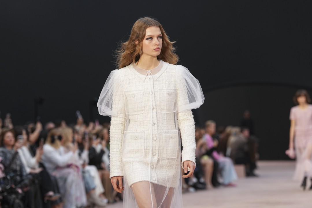 <p>Haute Couture колекцията на Chanel за сезон есен-зима 2025/26 бе представена в Париж пред отбрани VIP гости.</p>