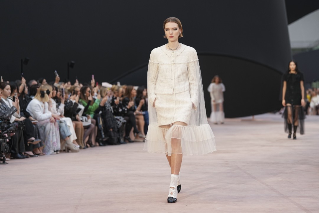 <p>Haute Couture колекцията на Chanel за сезон есен-зима 2025/26 бе представена в Париж пред отбрани VIP гости.</p>