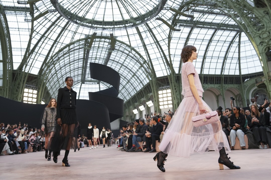 <p>Haute Couture колекцията на Chanel за сезон есен-зима 2025/26 бе представена в Париж пред отбрани VIP гости.</p>