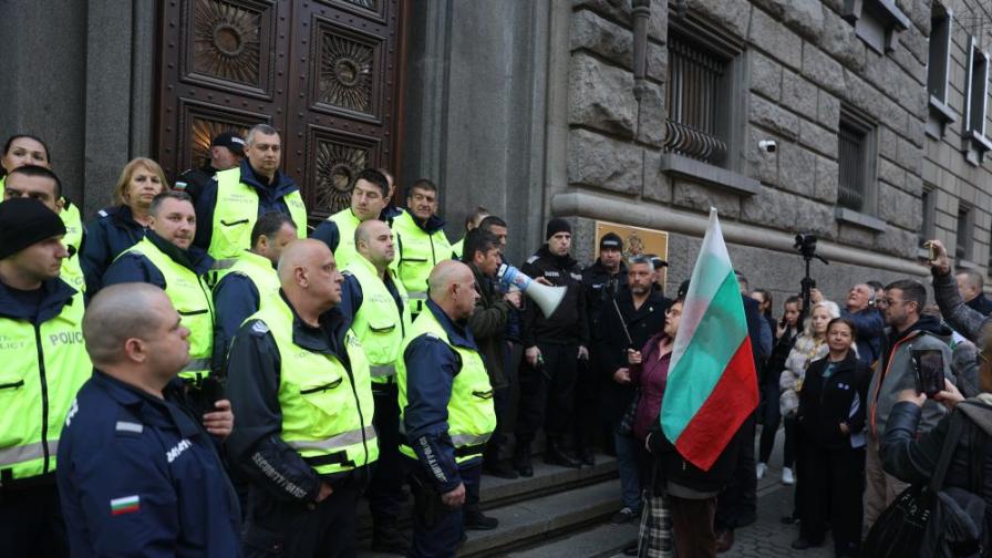 Протест в "триъгълника на властта" срещу изборните нарушения