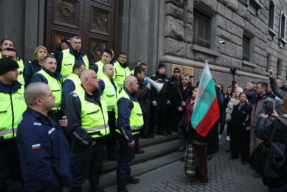 Протест в "триъгълника на властта" срещу изборните нарушения