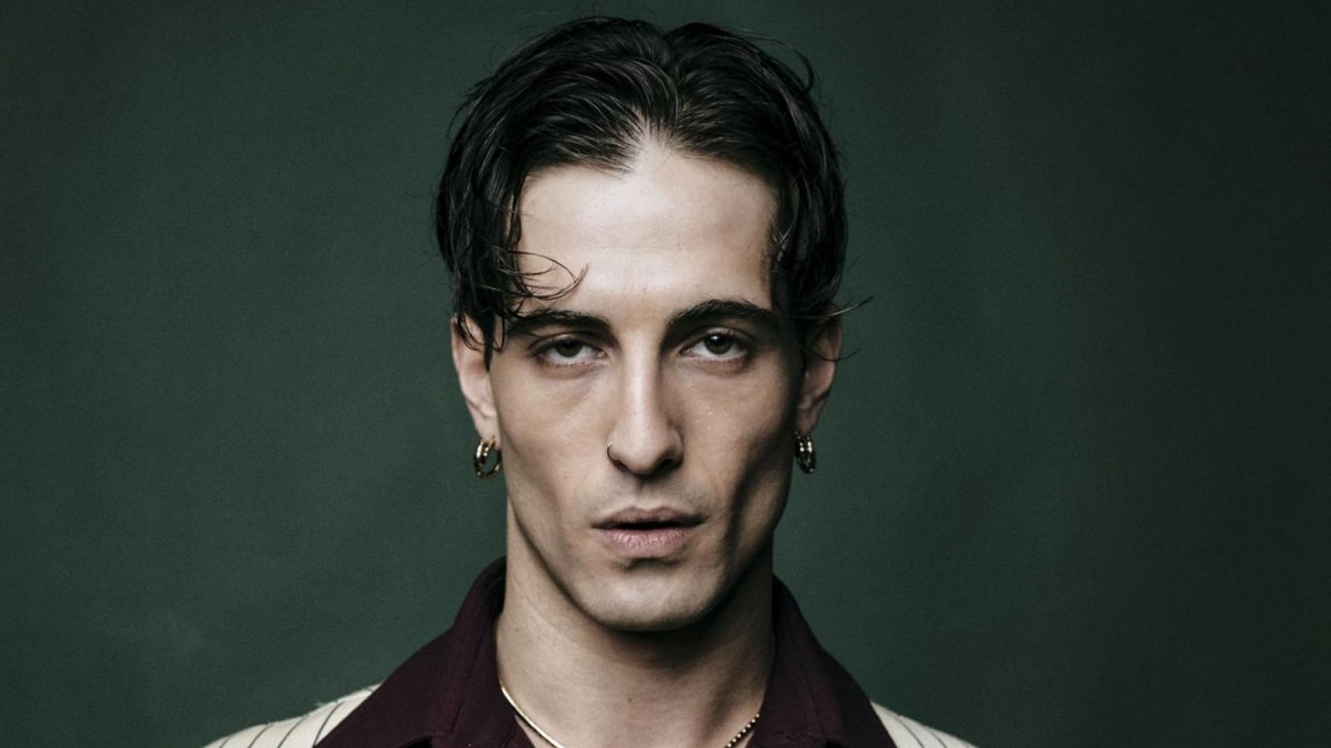 Доказал себе си като артист със забележителен глас и сценично