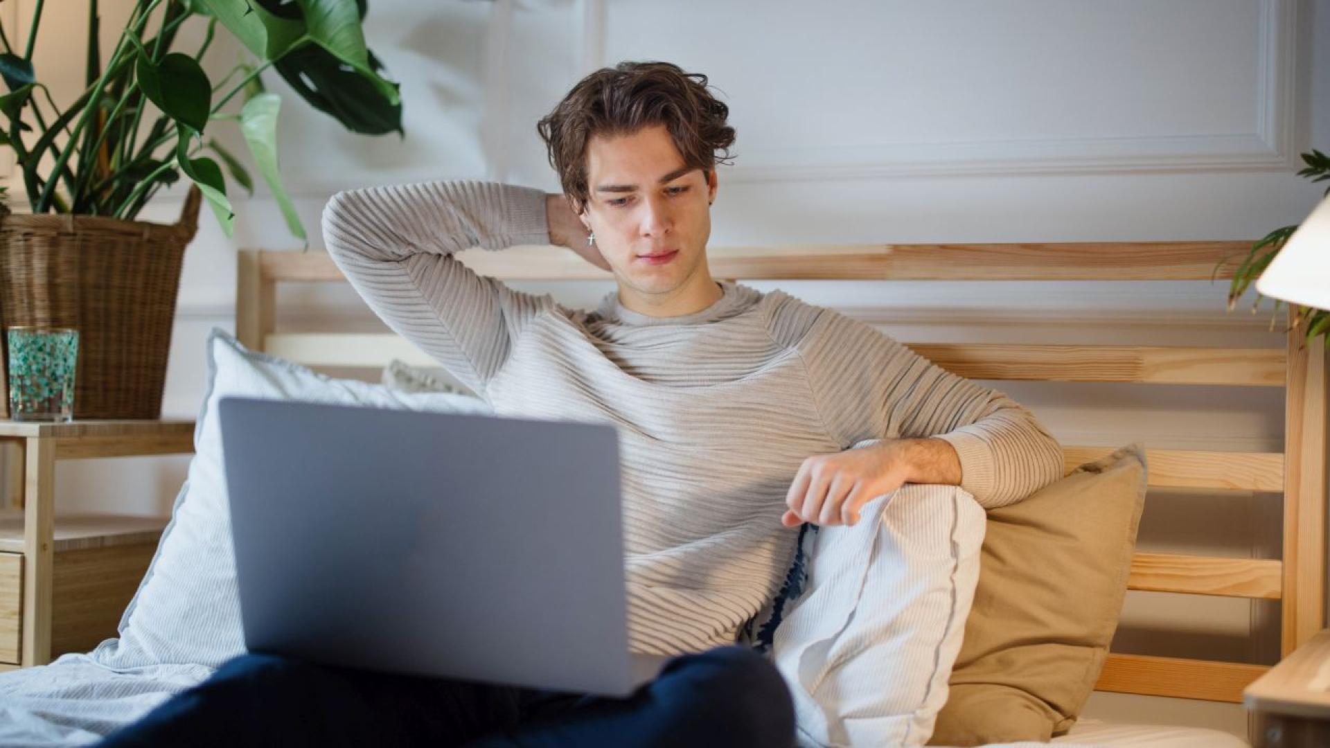 Много хора са свикнали да поставят лаптопа си на корема