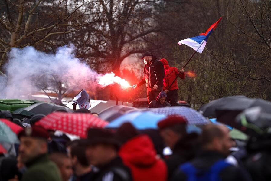 <p>Многохилядният протест в Белград в събота приключи с час по-рано заради опити за провокации от контрапротестиращи</p>