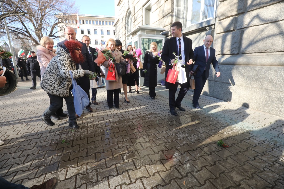 <p>Депутатите от новата парламентарна група &bdquo;Величие&rdquo; положиха клетва в Народното събрание. Те пристигнаха пред сградата на парламента малко преди 9.00 часа.</p>