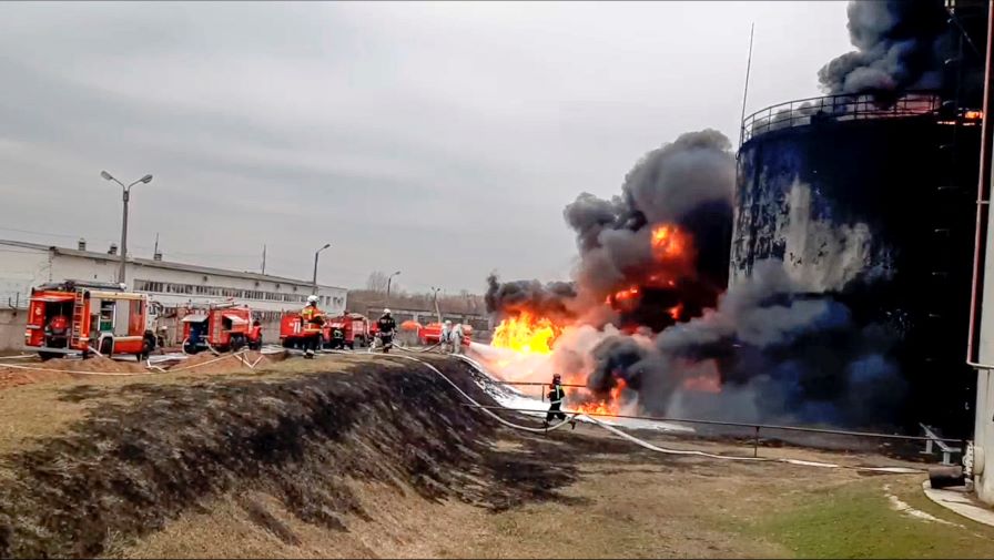 Мощна експлозия след пожарa в руска петролна база, ударена от Украйна