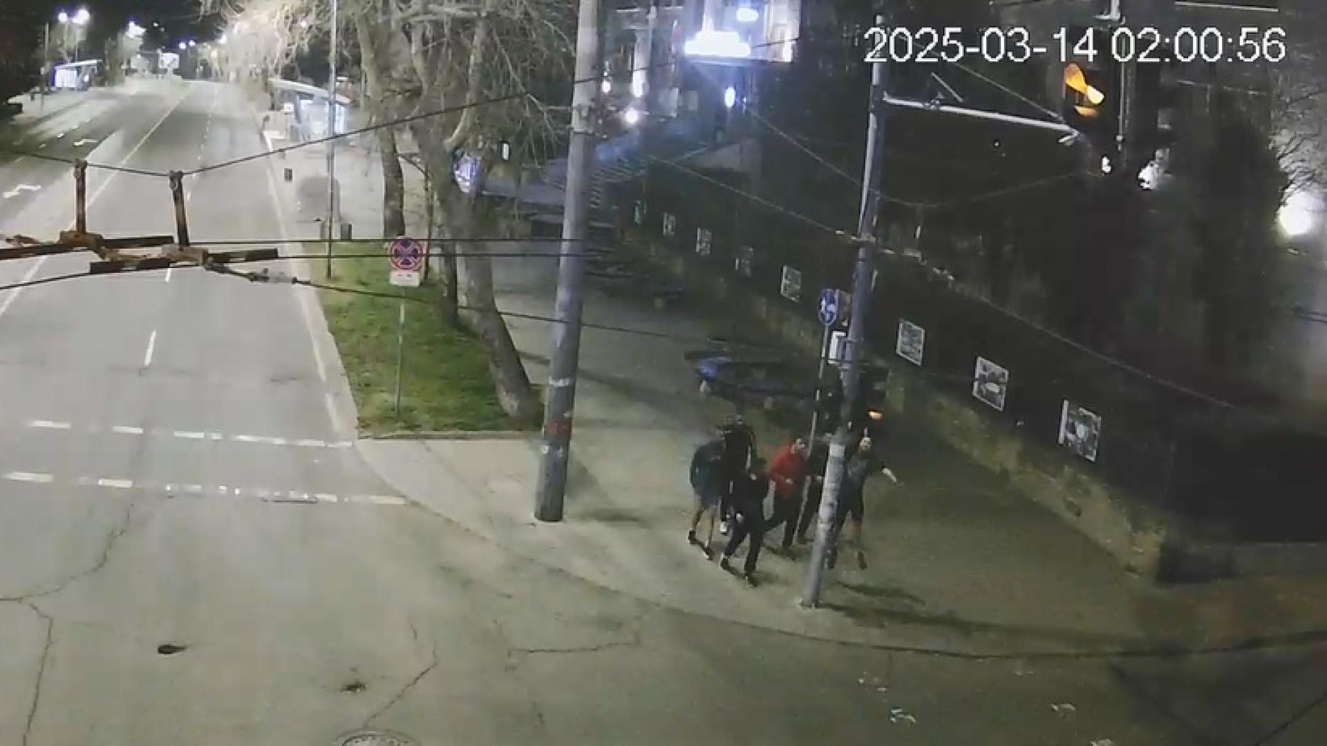 Вандалска проява в Бургас Тийнейджъри откраднаха два светофара от възлови кръстовища