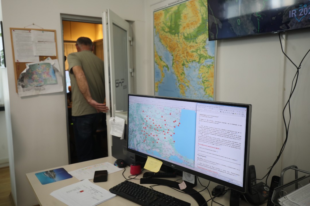 <p>Ден на отворените врати ще се състои днес в Националния институт по метеорология и хидрология - от 10.00 до 16.00 часа. Посетителите ще могат да научат как се измерват температурите, атмосферното налягане, влажността на въздуха и посоката на вятъра, как се изготвят прогнозите за времето и хидропрогнозите.</p>