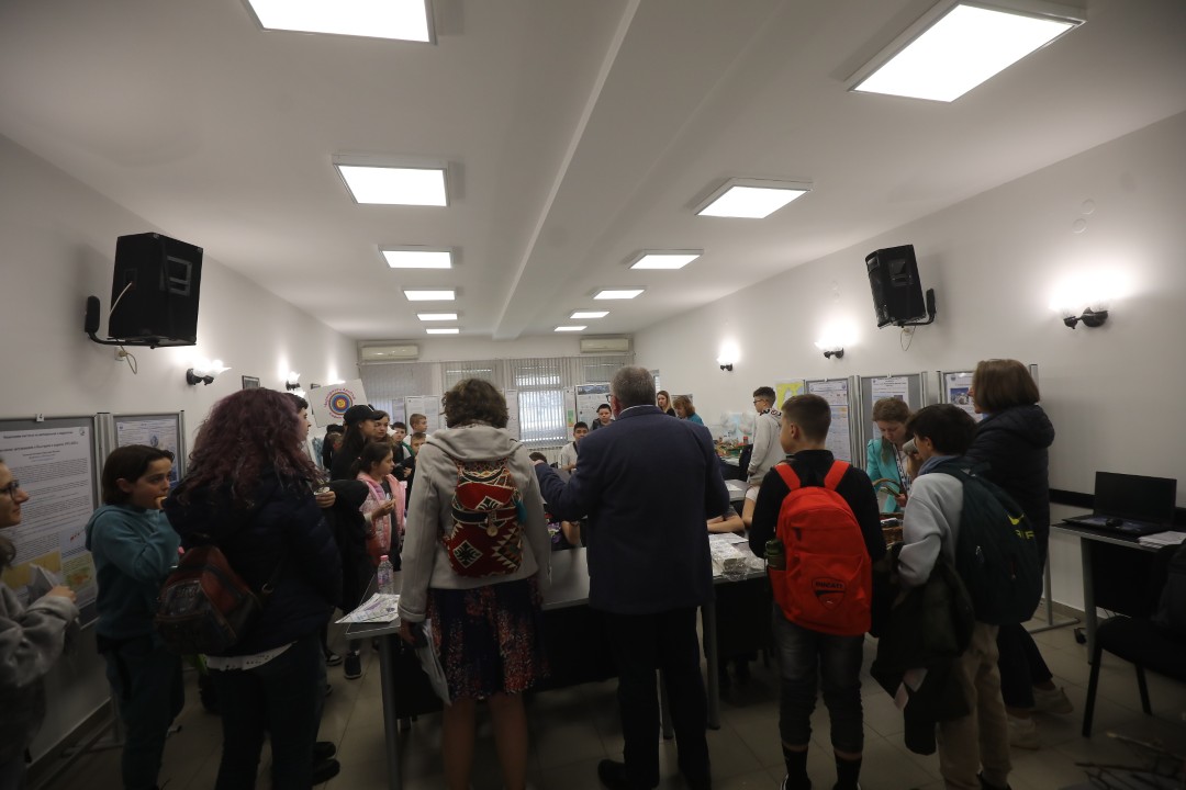 <p>Ден на отворените врати ще се състои днес в Националния институт по метеорология и хидрология - от 10.00 до 16.00 часа. Посетителите ще могат да научат как се измерват температурите, атмосферното налягане, влажността на въздуха и посоката на вятъра, как се изготвят прогнозите за времето и хидропрогнозите.</p>