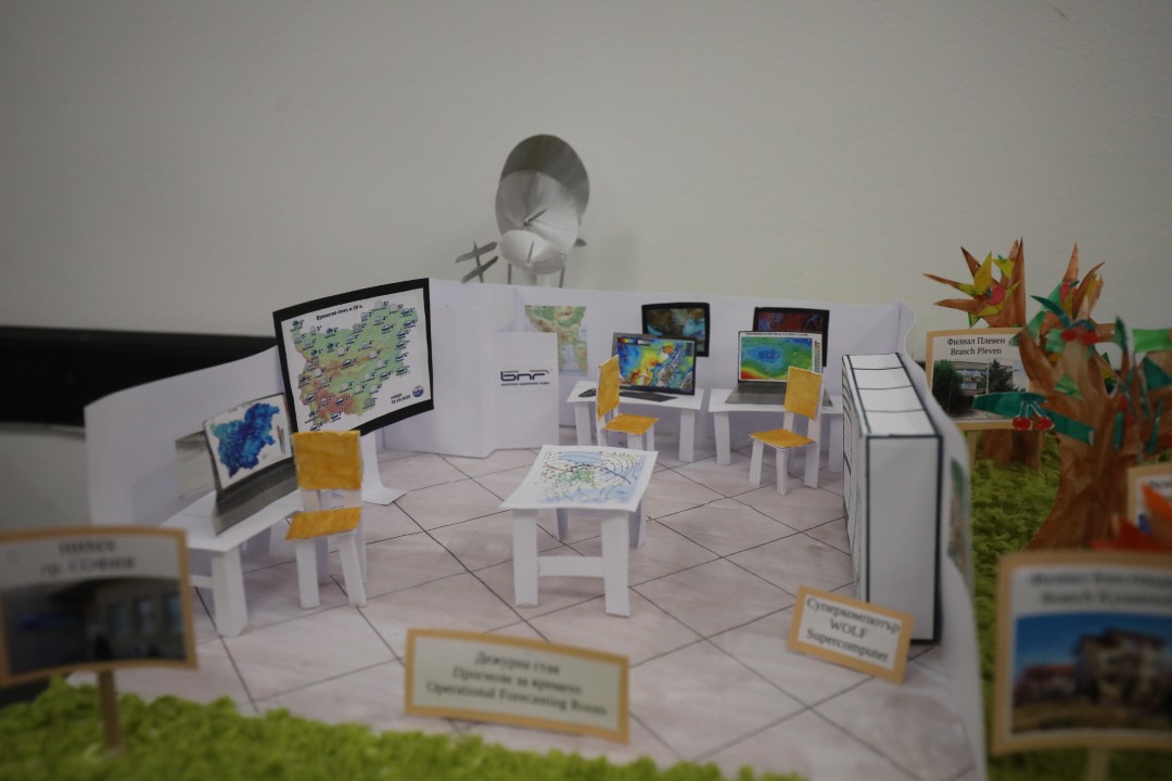 <p>Ден на отворените врати ще се състои днес в Националния институт по метеорология и хидрология - от 10.00 до 16.00 часа. Посетителите ще могат да научат как се измерват температурите, атмосферното налягане, влажността на въздуха и посоката на вятъра, как се изготвят прогнозите за времето и хидропрогнозите.</p>