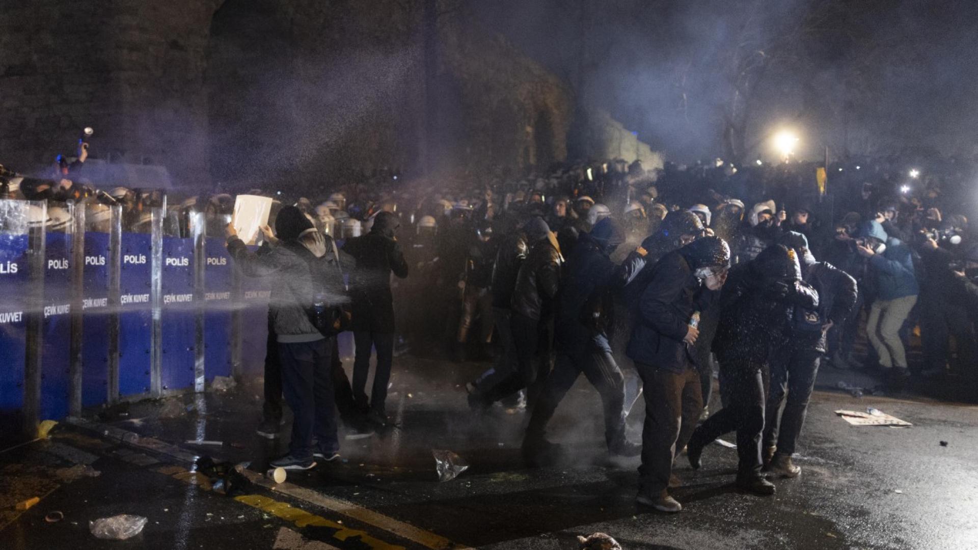 Многохиляден протест срещу задържането на кмета на Истанбул Екрем Имамоглу