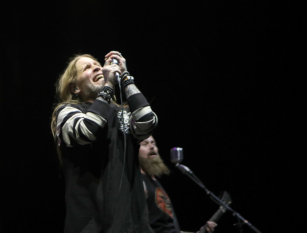 <p>DROWNING POOL</p>