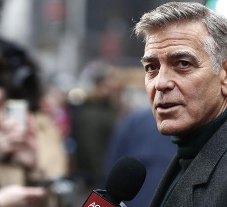 63 годишният актьор известен със своята класическа визия изненада феновете с