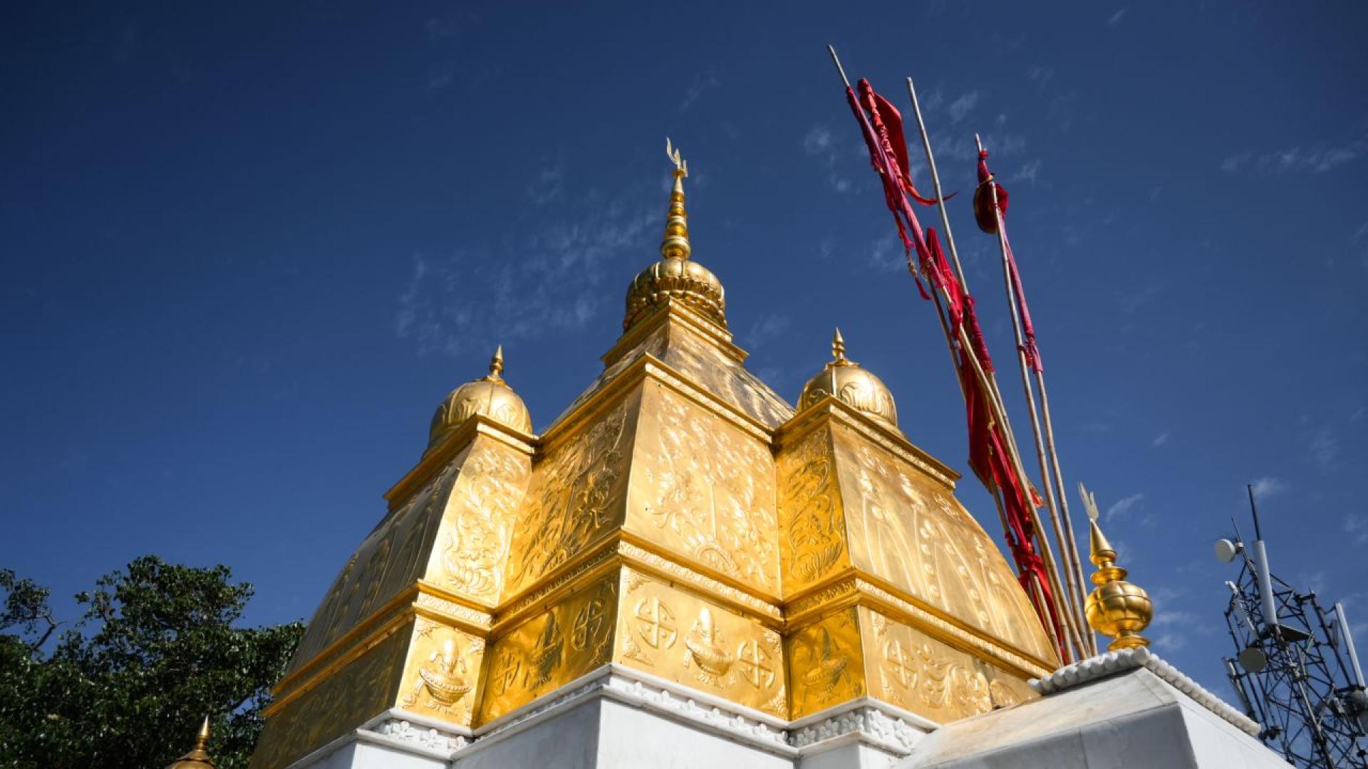 Сред спокойната долина Кангра в Индия Прадеш храмът Джаваламухи е