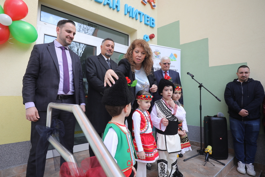 <p>Откриха ясла за 150 деца в столичния район &quot;Изгрев&quot;</p>