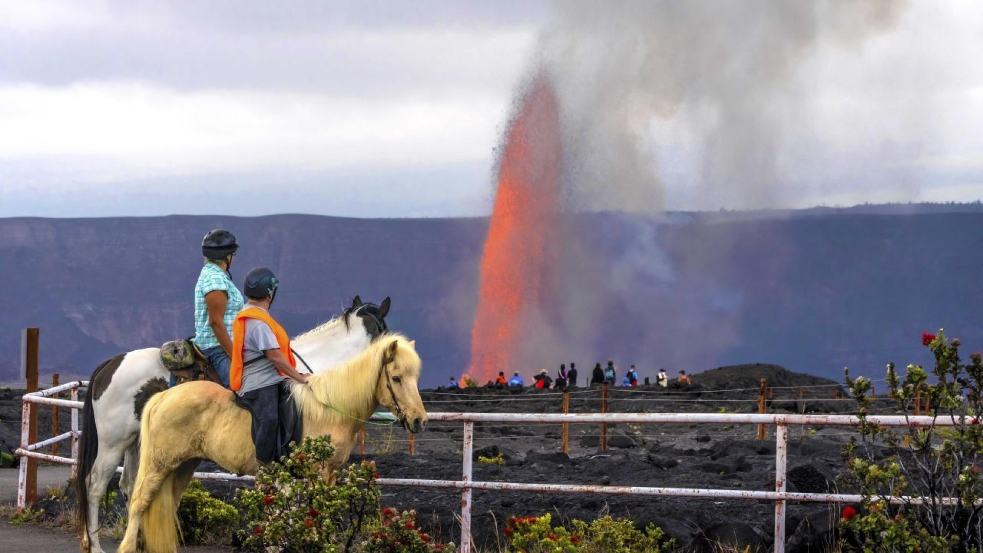 Хавайският вулкан Килауеа е изхвърлил лава на височина 300 метра