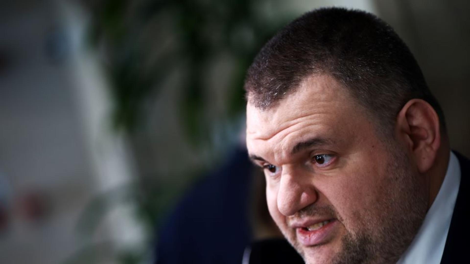 Призовавам разследващите спешно да излязат и да кажат кой е