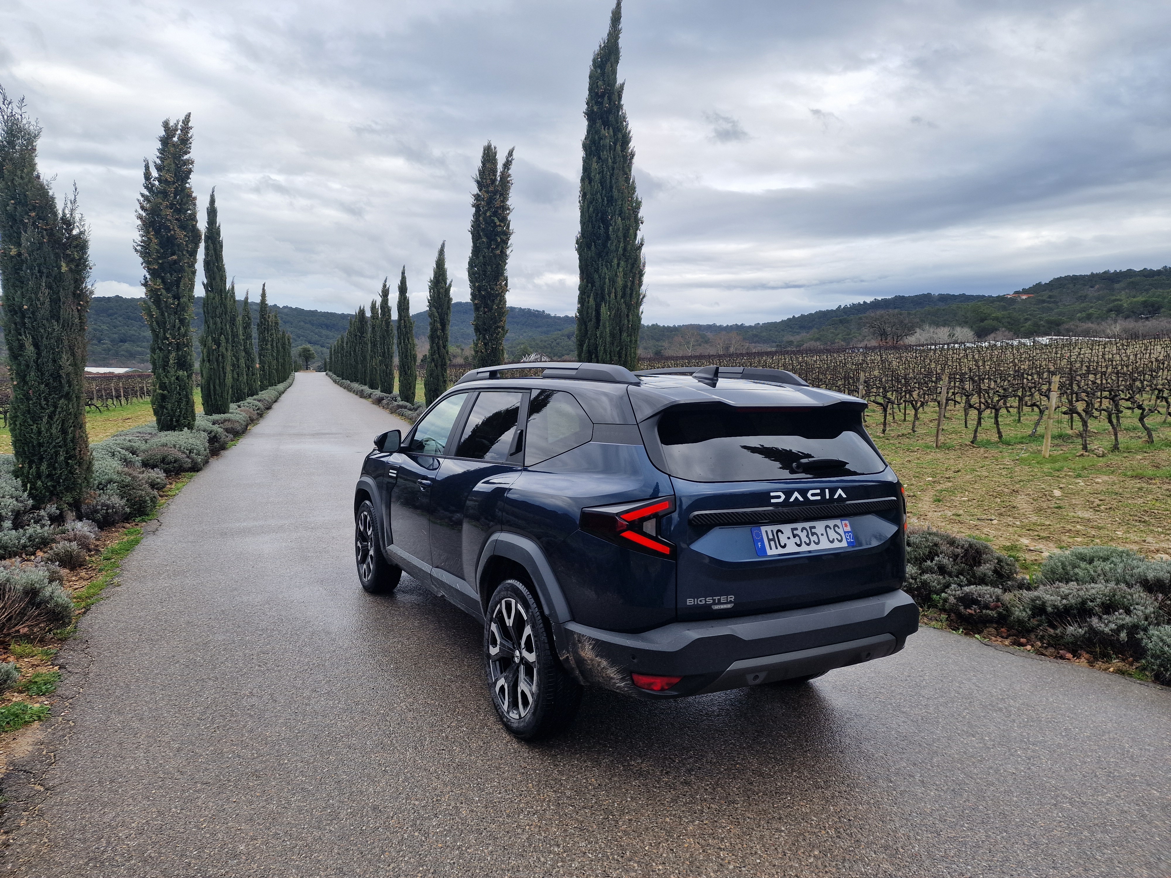 Това е най-големият, най-мощният, най-луксозният и най-скъп модел на Dacia до момента. „Най-скъп“ тук e за кликбайт, защото по-правилното е да се каже, че това е най-евтиният модел в C-SUV сегмента
