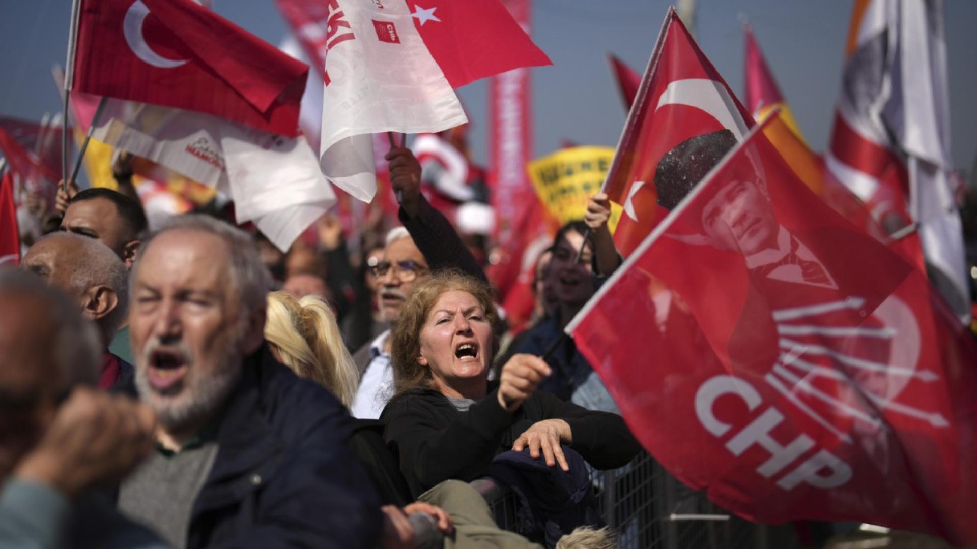 След многобройните протести срещу ареста на Екрем Имамоглу стотици турски