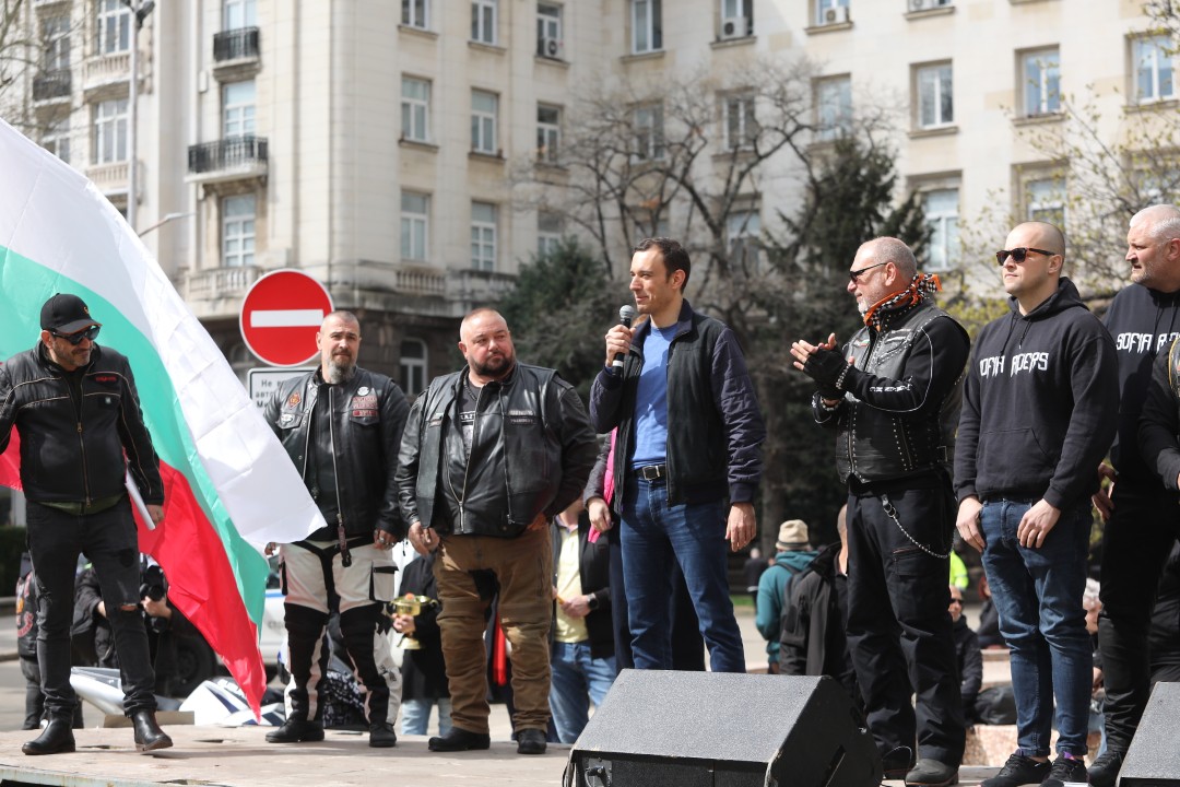 <p>Днес официално се дава стартът на мотосезона. Шествието тръгна от площад &bdquo;Княз Александър I&ldquo; тази сутрин с рев на мотори и рок музика и ще премине през основни булеварди по пътя си към резиденция &bdquo;Бояна&rdquo;.</p>