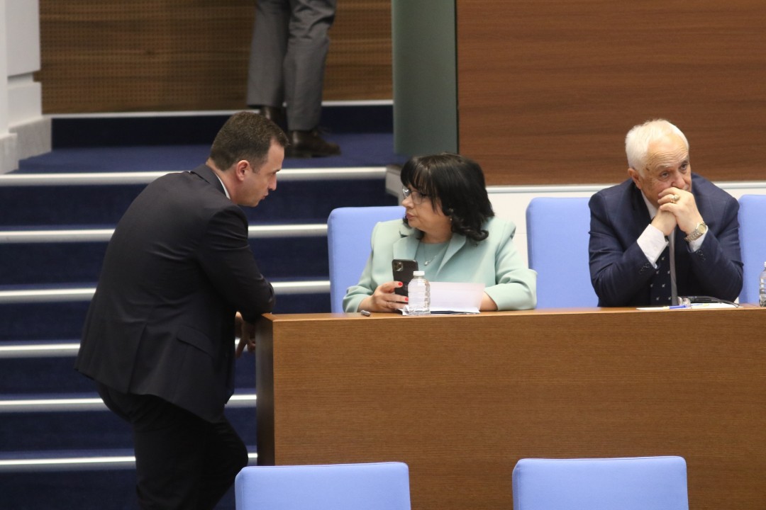 <p>Депутатите обсъждат вота на недоверие срещу кабинета &bdquo;Желязков&ldquo;.</p>