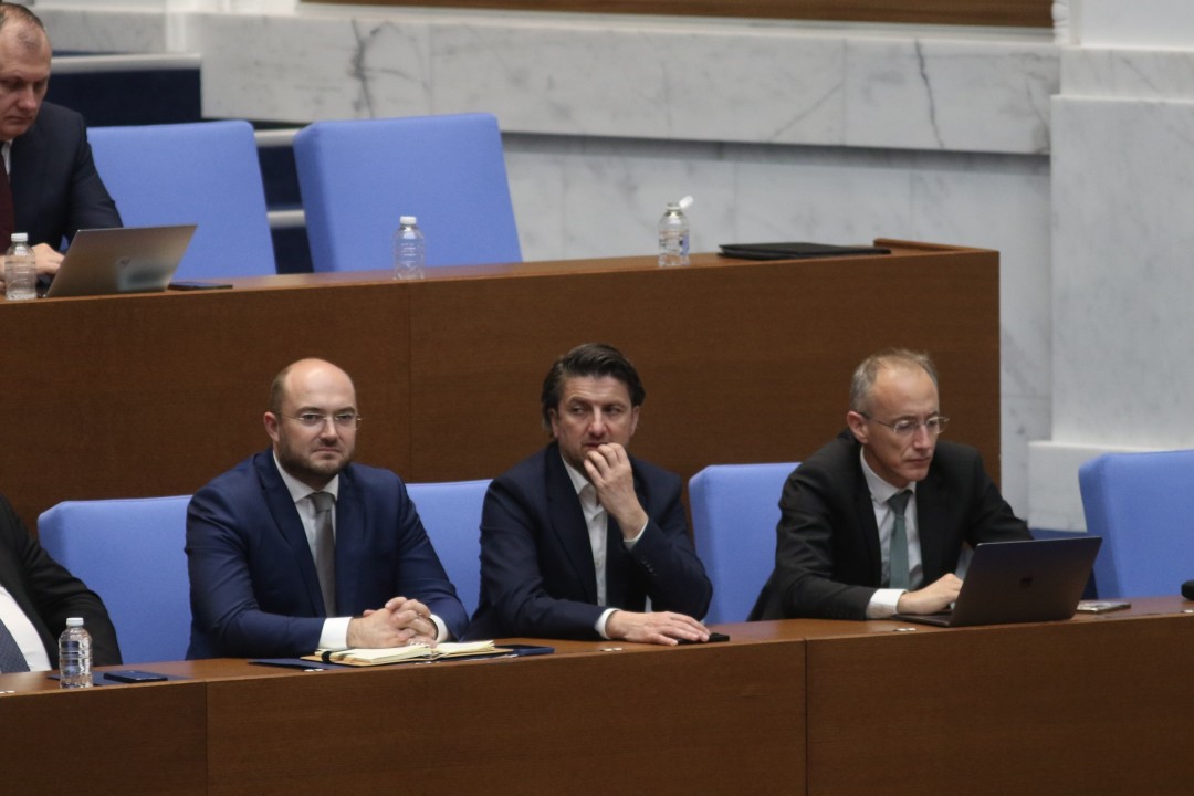 <p>Депутатите обсъждат вота на недоверие срещу кабинета &bdquo;Желязков&ldquo;.</p>