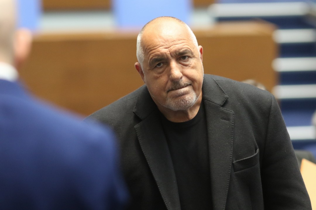 <p>Два месеца и половина след встъпването си в длъжност правителството на премиера Росен Желязков бе изправено пред първия си вот на недоверие.</p>