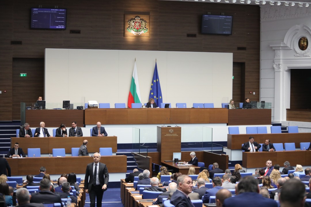<p>Два месеца и половина след встъпването си в длъжност правителството на премиера Росен Желязков бе изправено пред първия си вот на недоверие.</p>