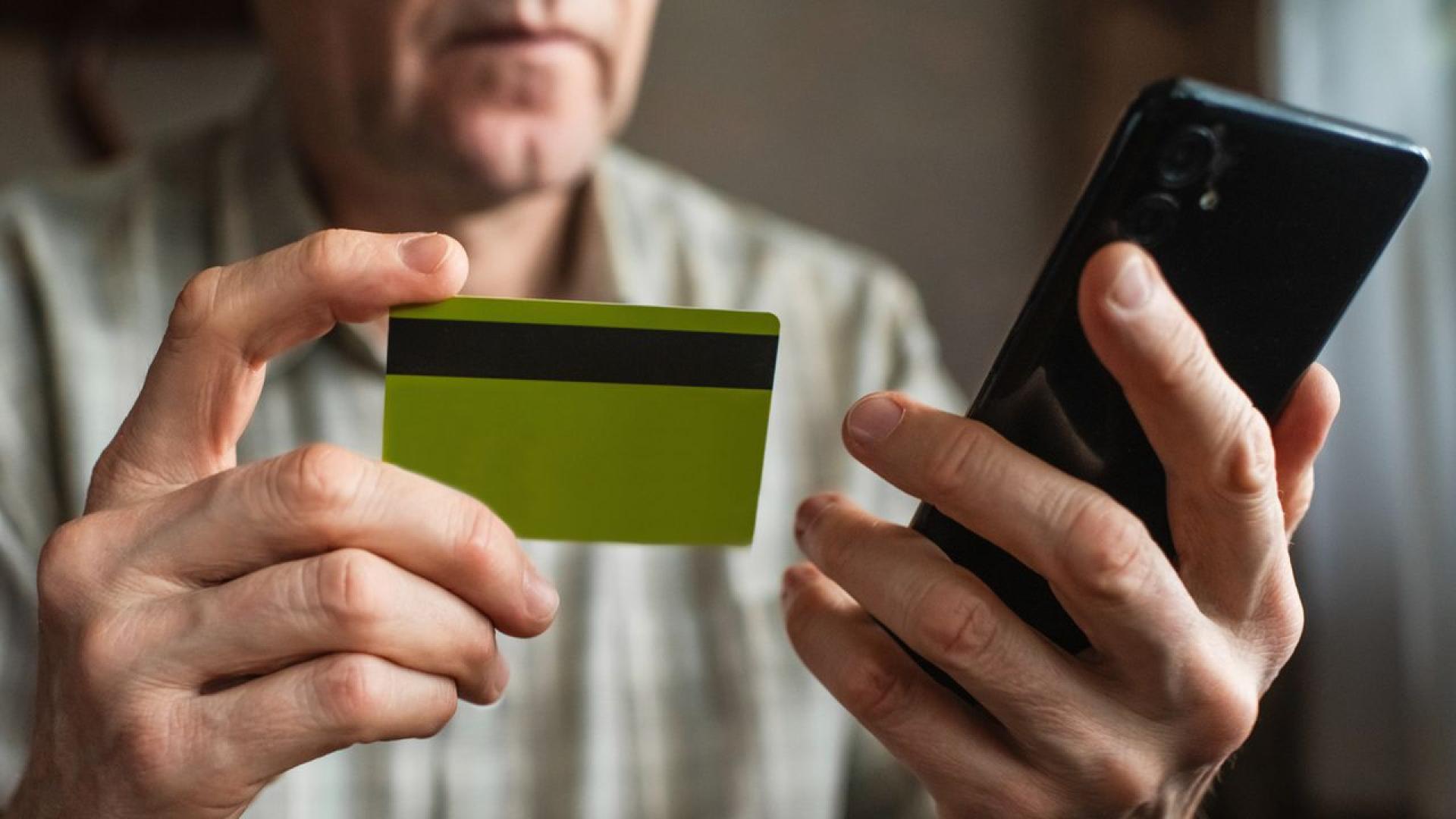 Стотици мъже и жени стоят подредени в редици разделени по