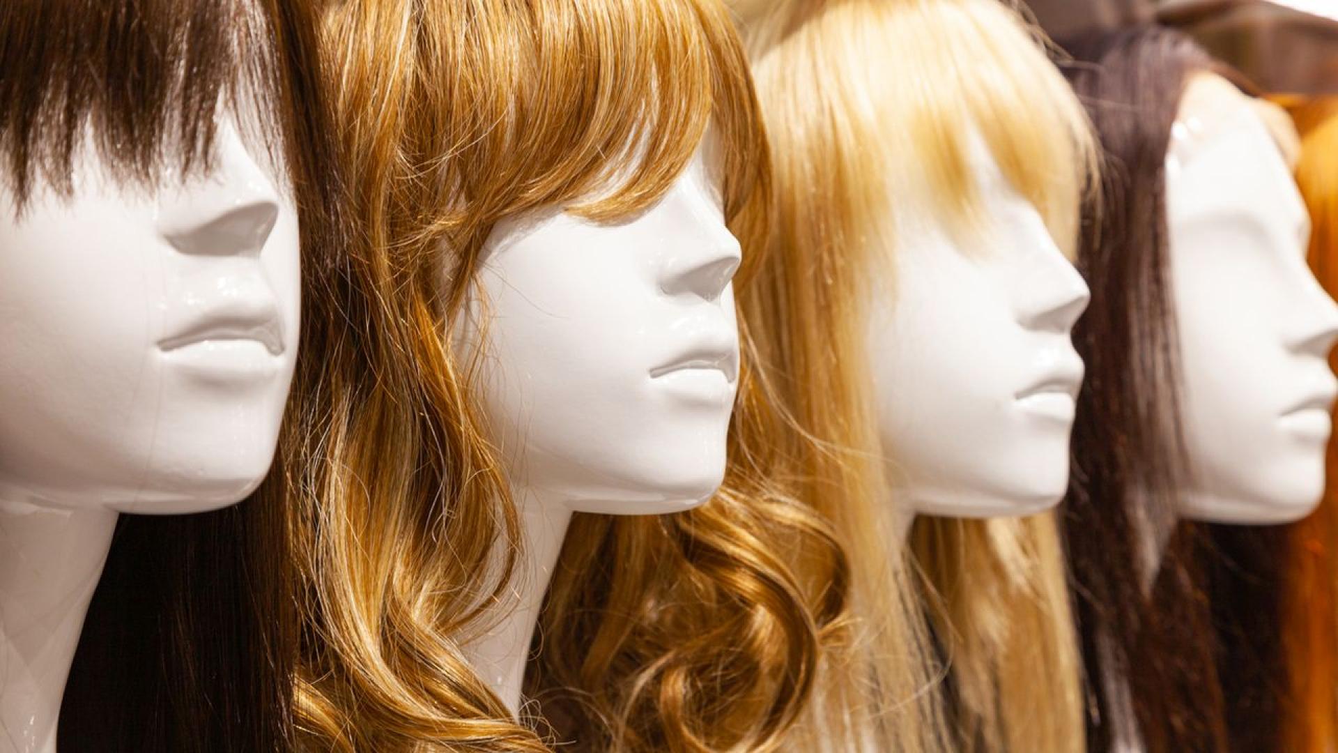 Дълги развяващи се перуки и шити екстеншъни от години доминират модните