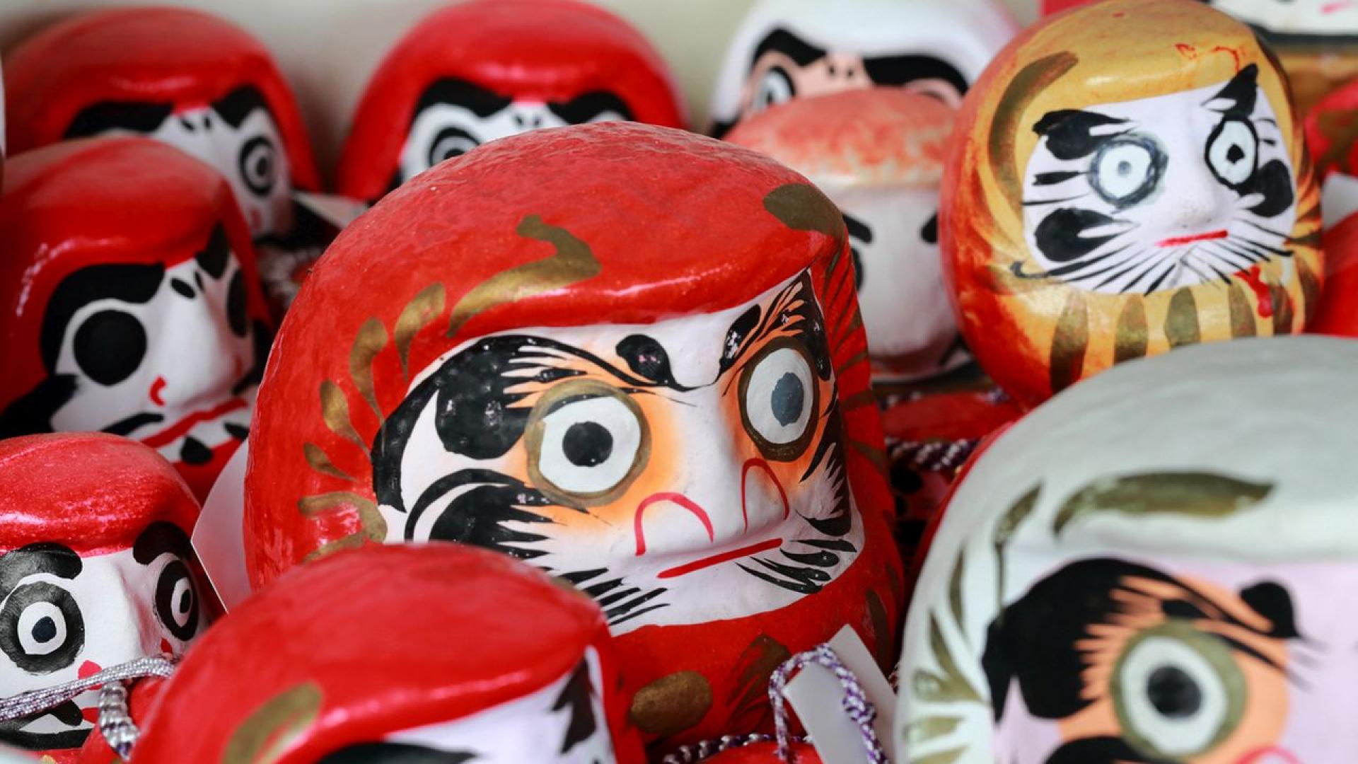 Вхрама Кацуо джи куклите Дарума наблюдават посетителите от всеки ъгъл Те