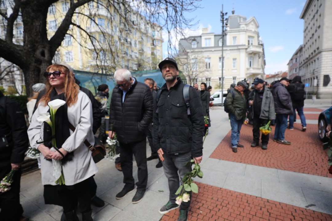 <p>Стотици творци, общественици и политици се събраха днес по обед в столичния храм &quot;Света София&quot;, за да си вземат последно сбогом с големия актьор Васил Банов. Той си отиде от този свят на 4 април на 78 години.</p>