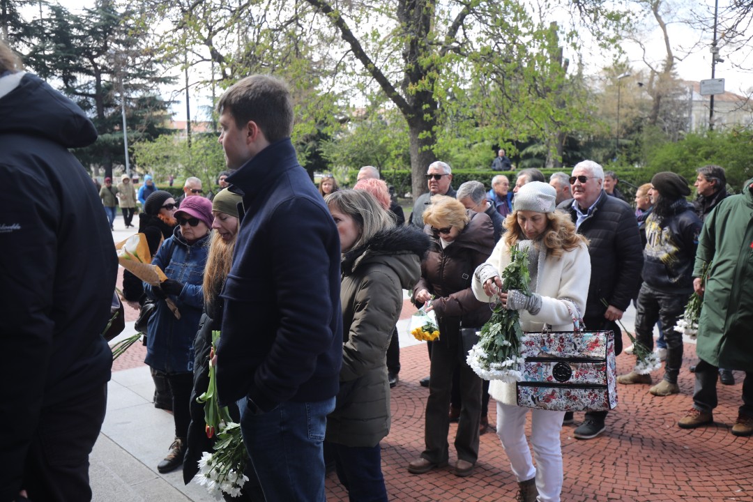 <p>Стотици творци, общественици и политици се събраха днес по обед в столичния храм &quot;Света София&quot;, за да си вземат последно сбогом с големия актьор Васил Банов. Той си отиде от този свят на 4 април на 78 години.</p>