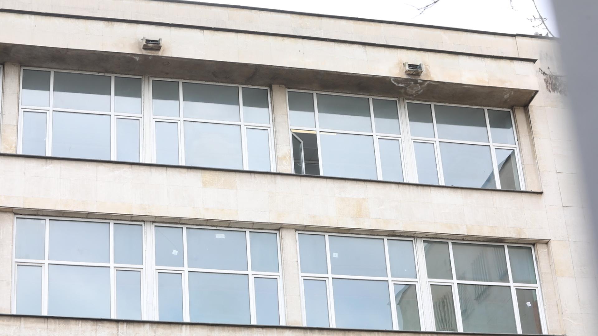 Ученик на 15 годишна възраст е паднал от прозорец в коридор