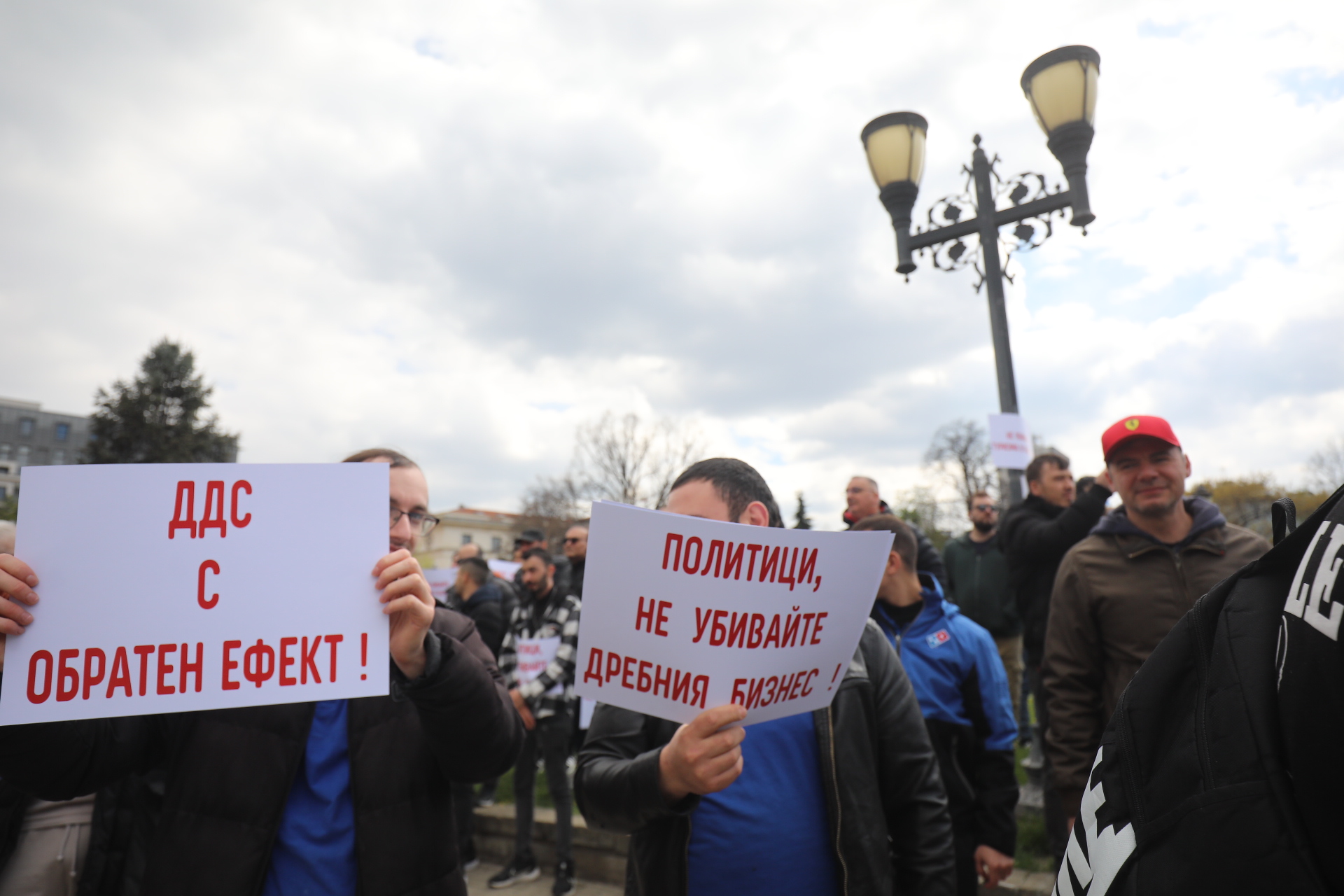 <p>Обединеният туристически бранш продължава с протестите срещу връщането на ставката от 9% ДДС за ресторантьорския сектор, която го поставя в неблагоприятна позиция спрямо държавите, с които се конкурираме в туризма. От 15 часа днес на площад &quot;Александър Батенберг&quot; в София ще се проведе националният протест, който ще продължи до 19 часа. Това съобщиха от Сдружение на заведенията в България. Те поясняват, че за този период заведенията в София ще затворят.</p>