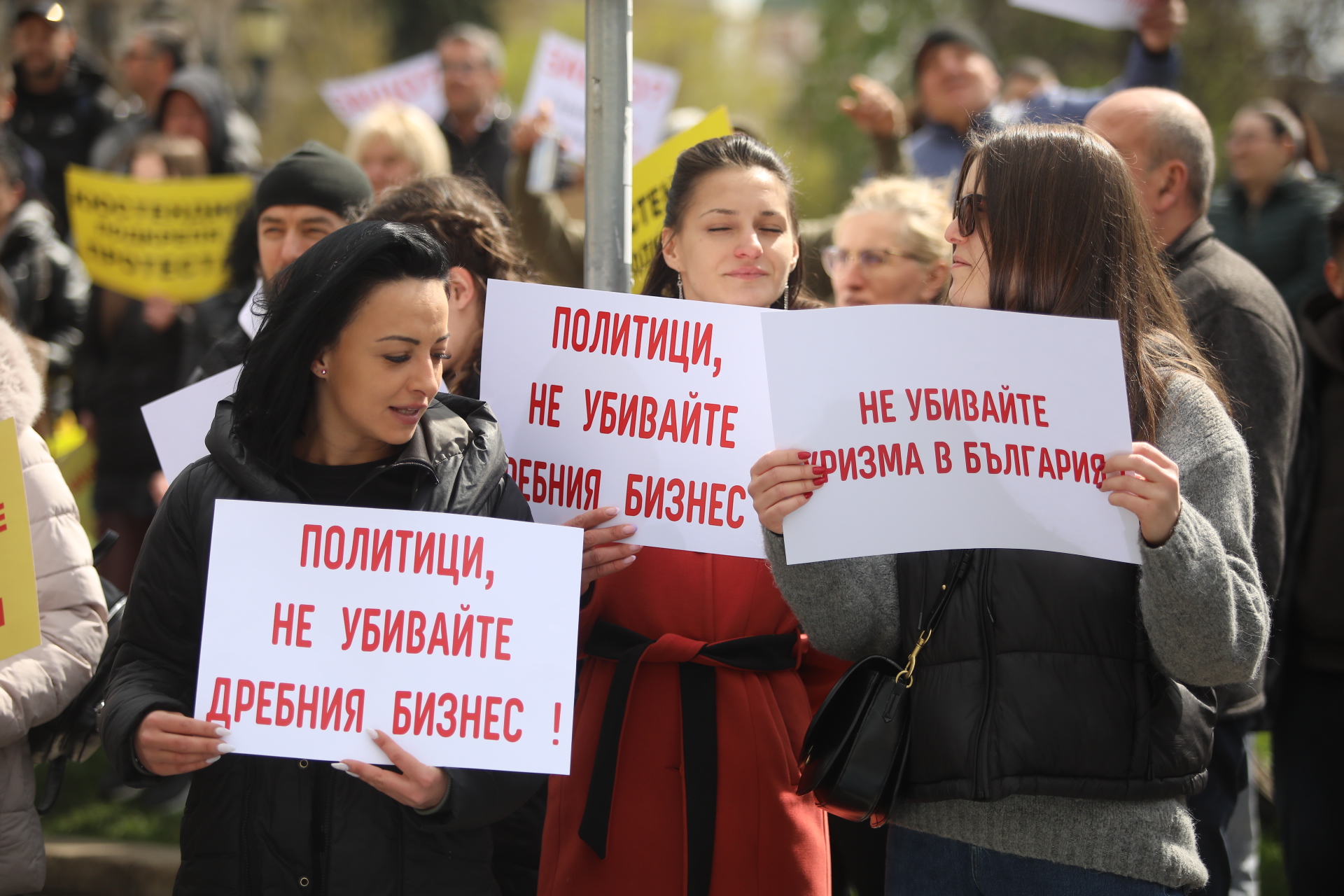 <p>Обединеният туристически бранш продължава с протестите срещу връщането на ставката от 9% ДДС за ресторантьорския сектор, която го поставя в неблагоприятна позиция спрямо държавите, с които се конкурираме в туризма. От 15 часа днес на площад &quot;Александър Батенберг&quot; в София ще се проведе националният протест, който ще продължи до 19 часа. Това съобщиха от Сдружение на заведенията в България. Те поясняват, че за този период заведенията в София ще затворят.</p>