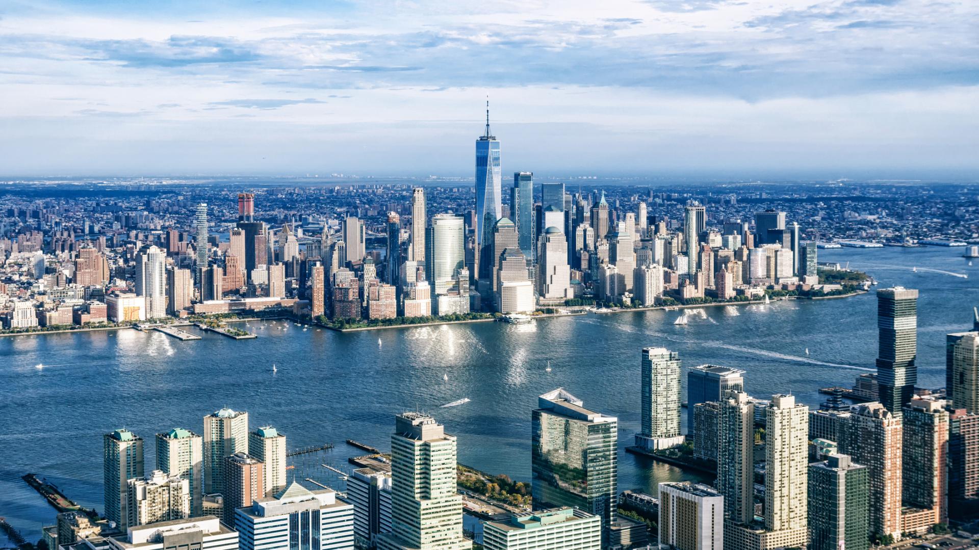 Поне един човек загина след като хеликоптер се разби в