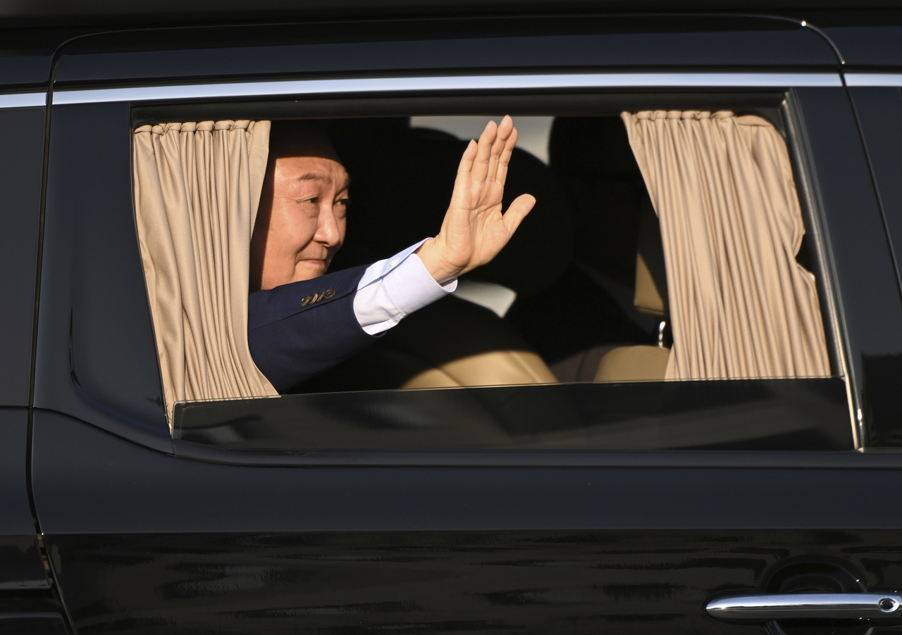 <p>Сваленият от власт президент на Южна Корея Юн Сук-йол напусна президентската резиденция в Сеул днес, седмица след като Конституционният съд на страната го отстрани от длъжност заради наложеното от него военно положение през декември миналата година, предаде Асошиейтед Прес.</p>