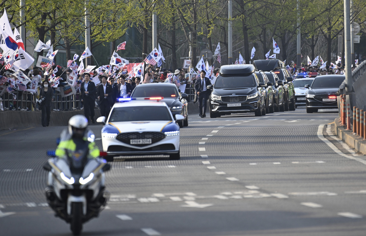 <p>Сваленият от власт президент на Южна Корея Юн Сук-йол напусна президентската резиденция в Сеул днес, седмица след като Конституционният съд на страната го отстрани от длъжност заради наложеното от него военно положение през декември миналата година, предаде Асошиейтед Прес.</p>