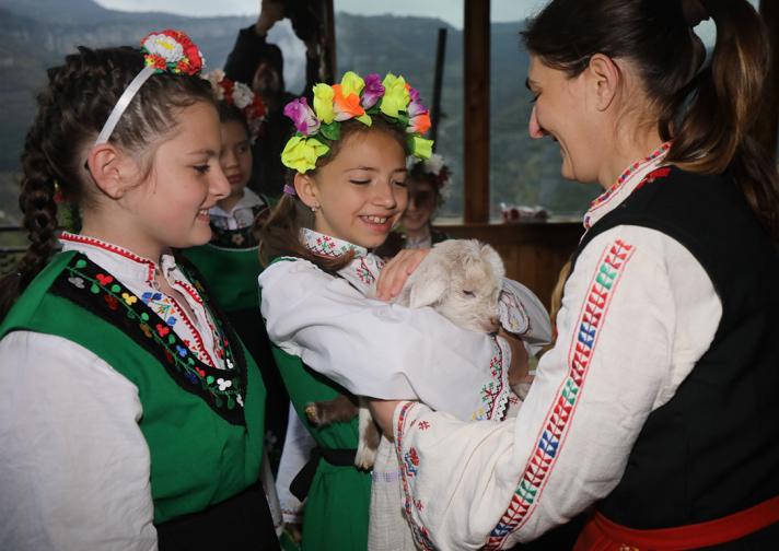 бов лазарки лазаровден цветница великден празник народен народни цветя яйца