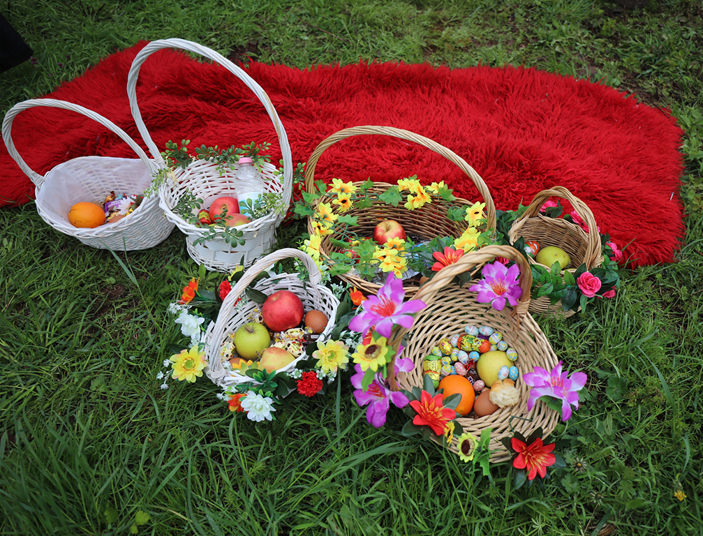 <p>На Лазаровден, малки лазарки в село Гара Бов обиколиха къщите за здраве.</p>