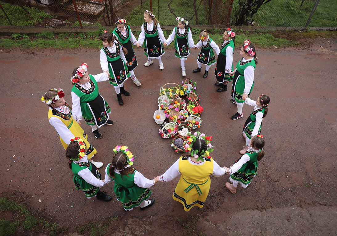 <p>На Лазаровден, малки лазарки в село Гара Бов обиколиха къщите за здраве.</p>