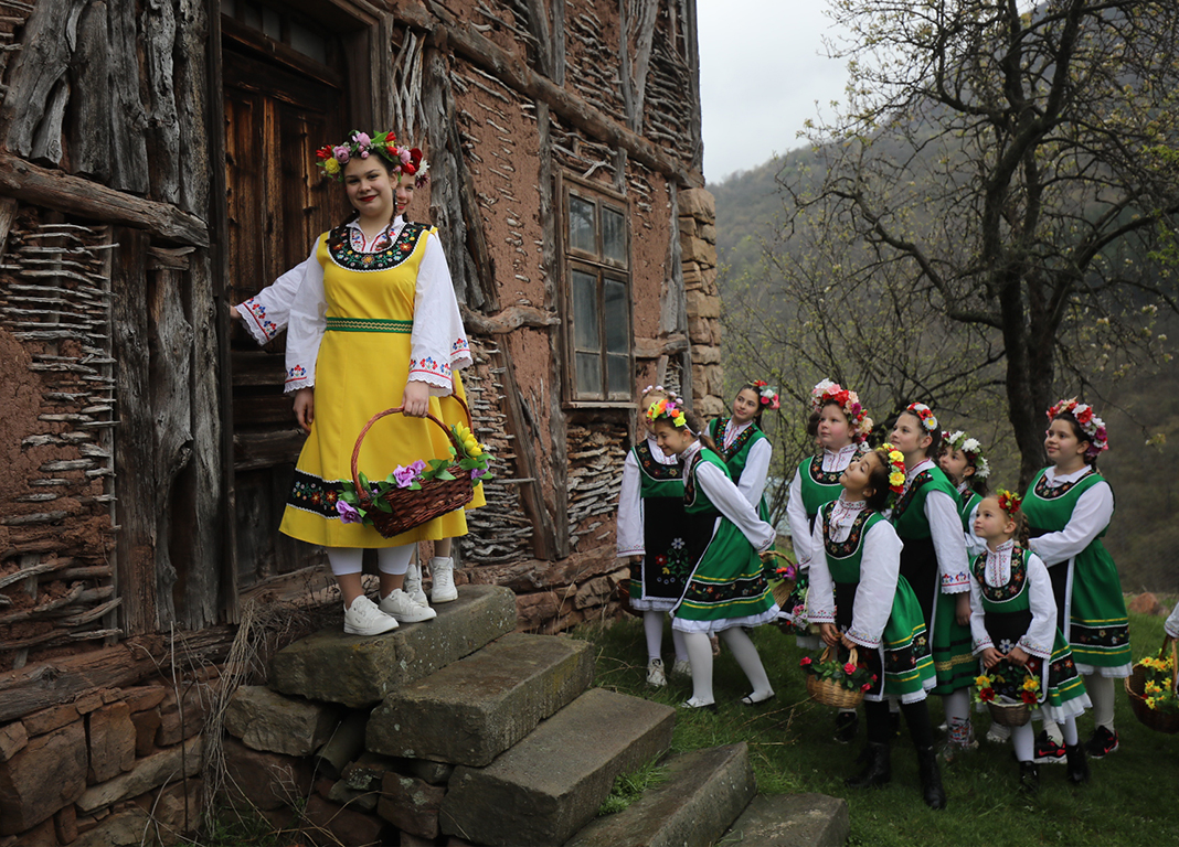 <p>На Лазаровден, малки лазарки в село Гара Бов обиколиха къщите за здраве.</p>