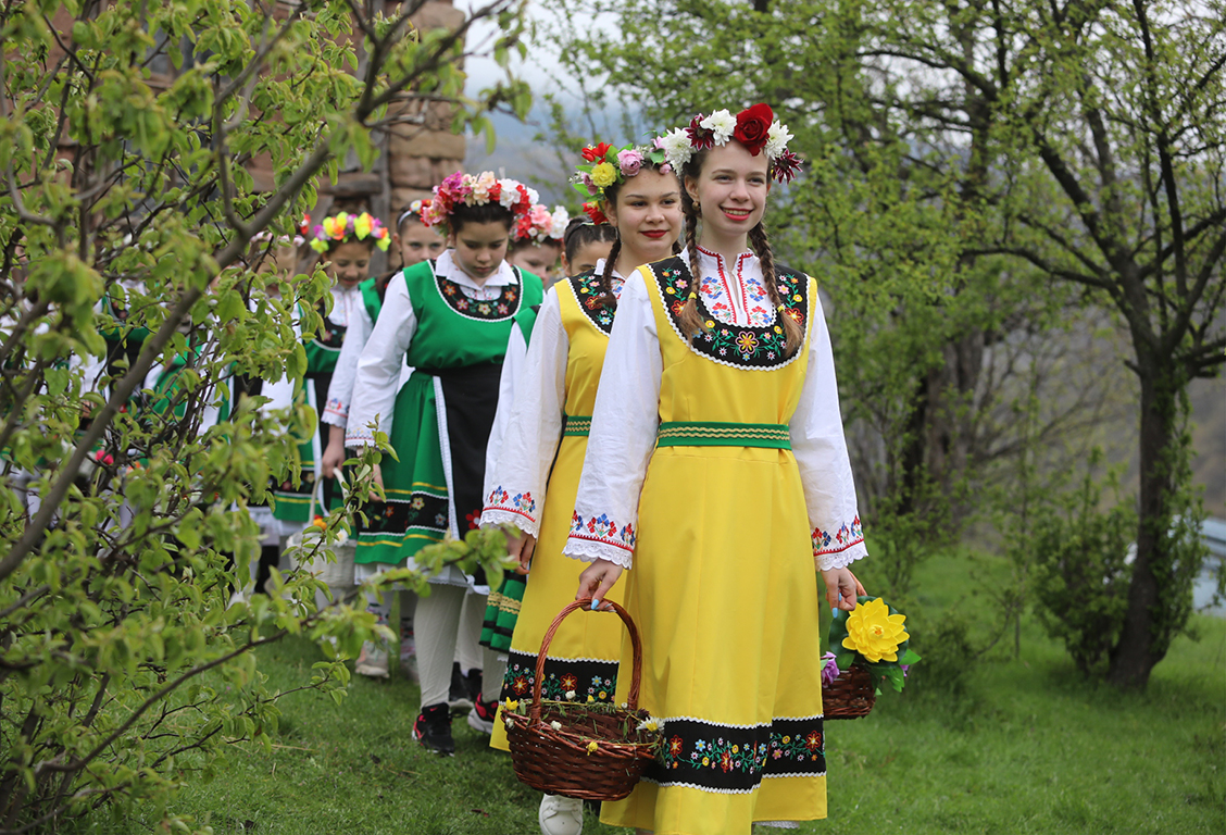 <p>На Лазаровден, малки лазарки в село Гара Бов обиколиха къщите за здраве.</p>