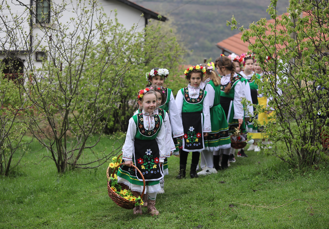 <p>На Лазаровден, малки лазарки в село Гара Бов обиколиха къщите за здраве.</p>