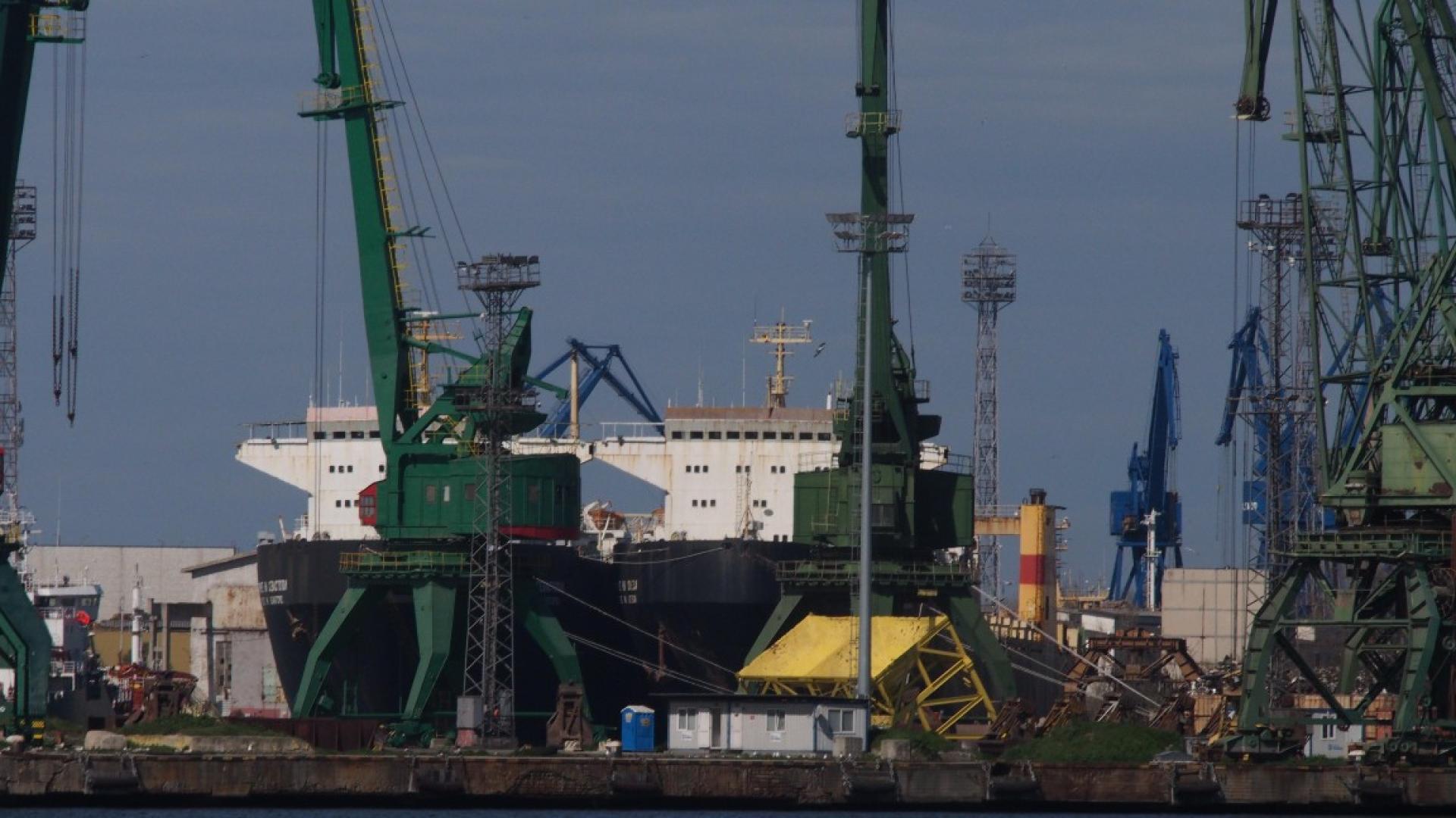 Един от най големите товарни кораби в света за първи път