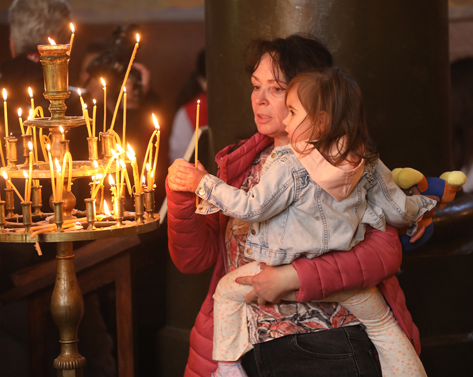 <p>Краят на кумиченето се отбелязва с люлеене на люлки и пеене на песни.</p>